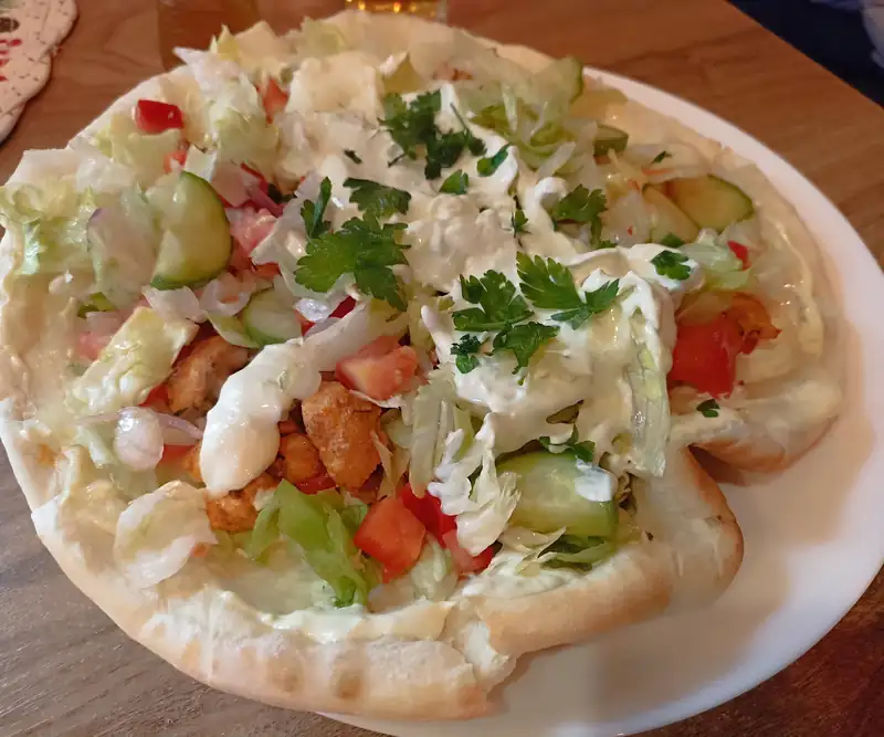 Kebab Ustecki: bułka własnego wypieku z kurczakiem, sałatą, warzywami i sosem czosnkowym